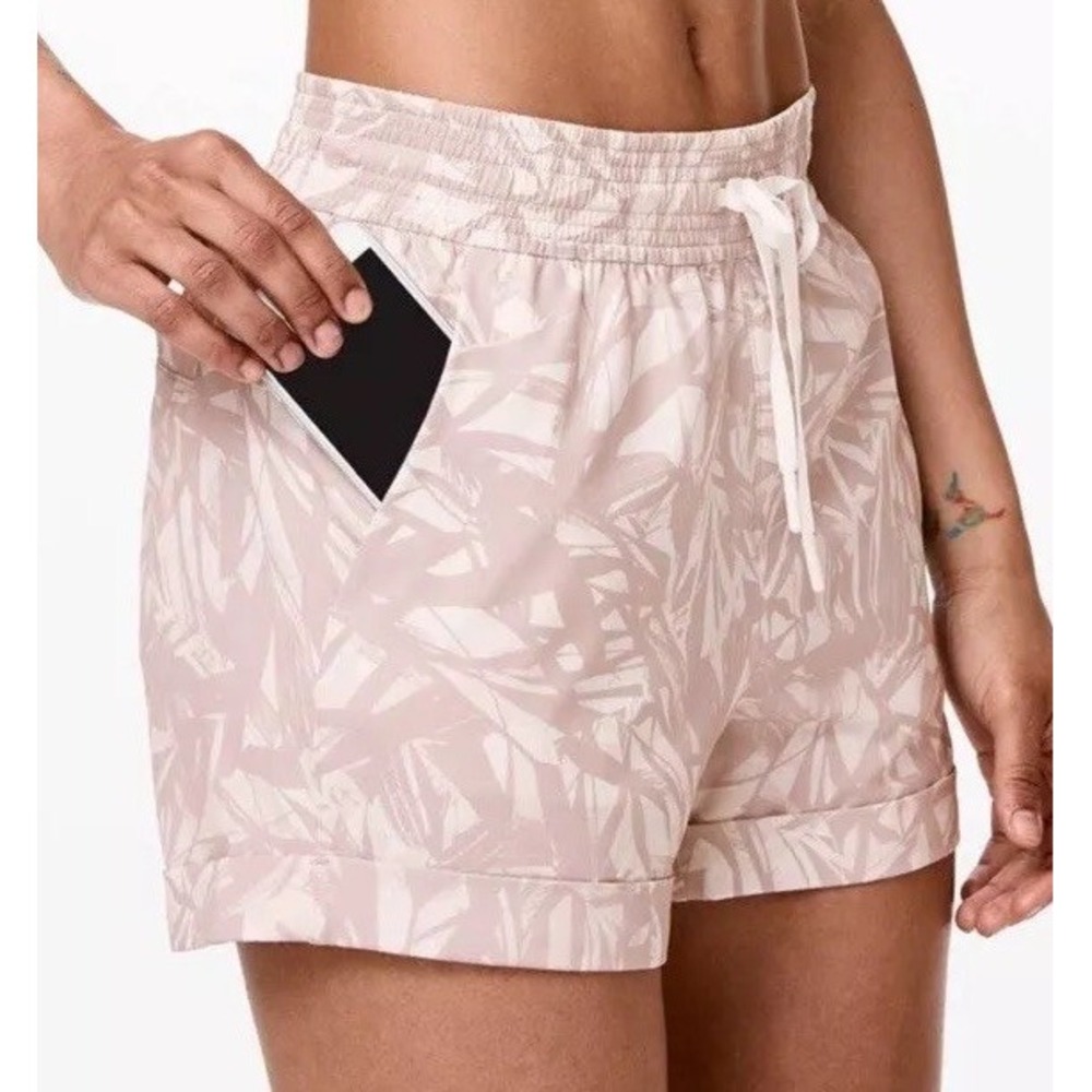 Lululemon Spring Break Away Short Shadow‎ Leaf Light Ivory Muse Sz 4